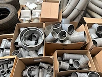 Partij diverse ventilatiepijpen, bochten en koppelstukken - afbeelding 7 van  13