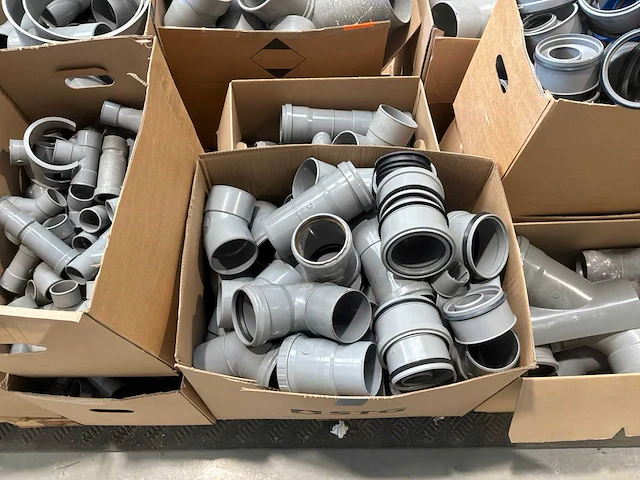 Partij diverse ventilatiepijpen, bochten en koppelstukken - afbeelding 8 van  13