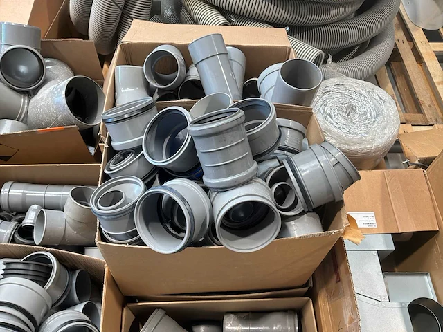 Partij diverse ventilatiepijpen, bochten en koppelstukken - afbeelding 12 van  13