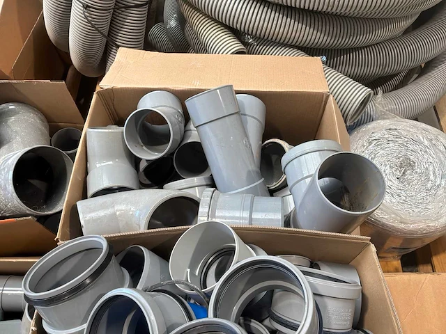 Partij diverse ventilatiepijpen, bochten en koppelstukken - afbeelding 9 van  13