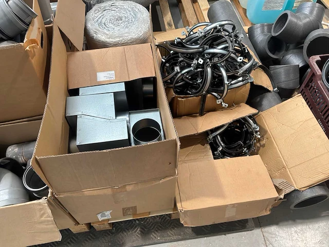 Partij diverse ventilatiepijpen, bochten en koppelstukken - afbeelding 13 van  13