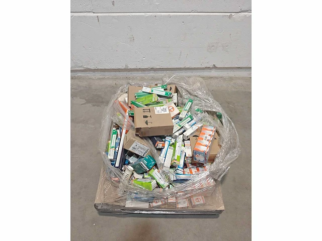 Partij diverse verlichting op pallet - nieuw in verpakking - afbeelding 1 van  7