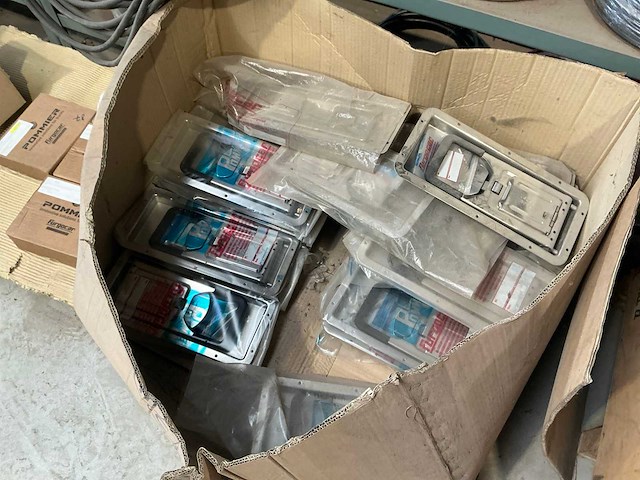 Partij diverse vrachtwagen onderdelen - afbeelding 3 van  9