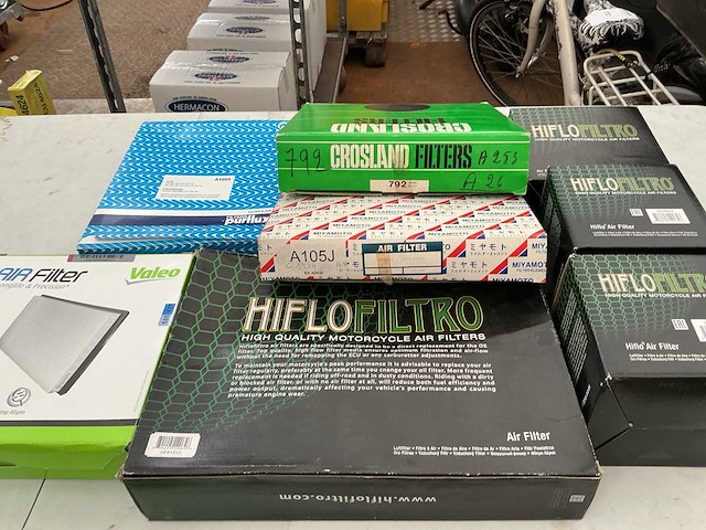 Partij diverse waaronder,auto luchtfilters - afbeelding 1 van  1