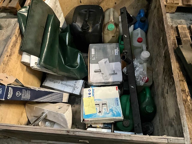 Partij diverse waterkranen en wasbakjes - afbeelding 1 van  7