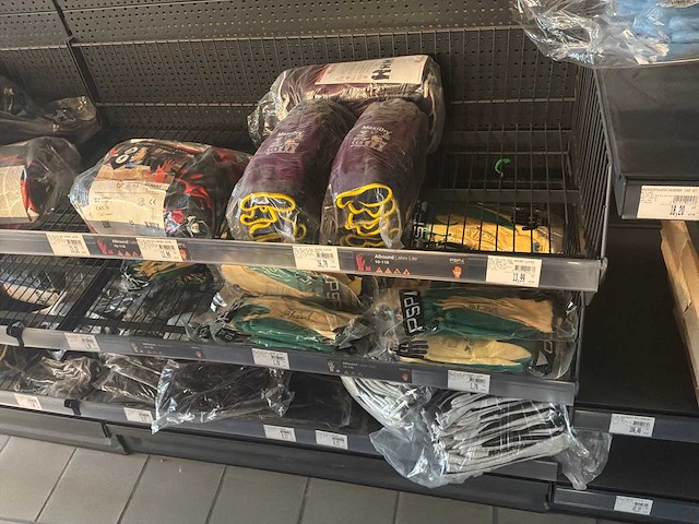 Partij diverse werkhandschoenen, laarzen en lasscherm - afbeelding 3 van  19