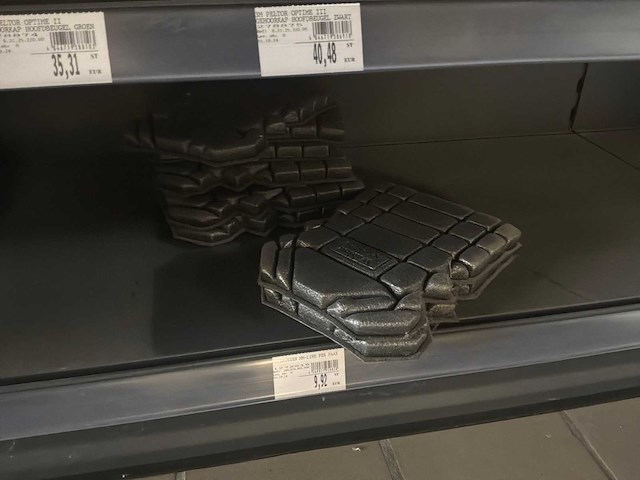 Partij diverse werkhandschoenen, laarzen en lasscherm - afbeelding 17 van  19
