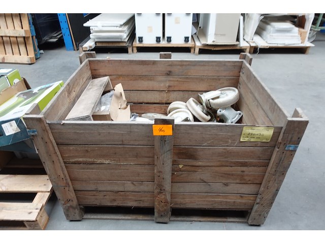 Partij diverse wielen in houten kist - afbeelding 1 van  6