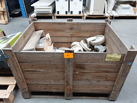 Partij diverse wielen in houten kist - afbeelding 1 van  6