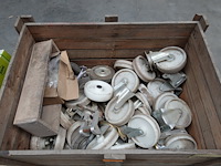 Partij diverse wielen in houten kist - afbeelding 2 van  6