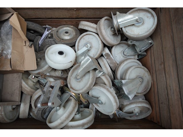 Partij diverse wielen in houten kist - afbeelding 3 van  6