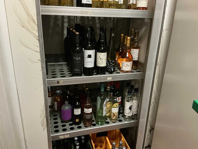 Partij diverse wijnen, likeuren en bieren - afbeelding 1 van  2