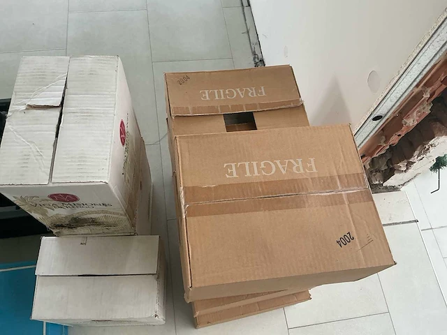 Partij diverse wijnflessen en schuimwijn – in kunststof kratten en originele dozen - afbeelding 6 van  6