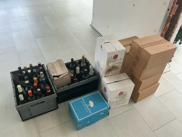 Partij diverse wijnflessen en schuimwijn – in kunststof kratten en originele dozen - afbeelding 1 van  6