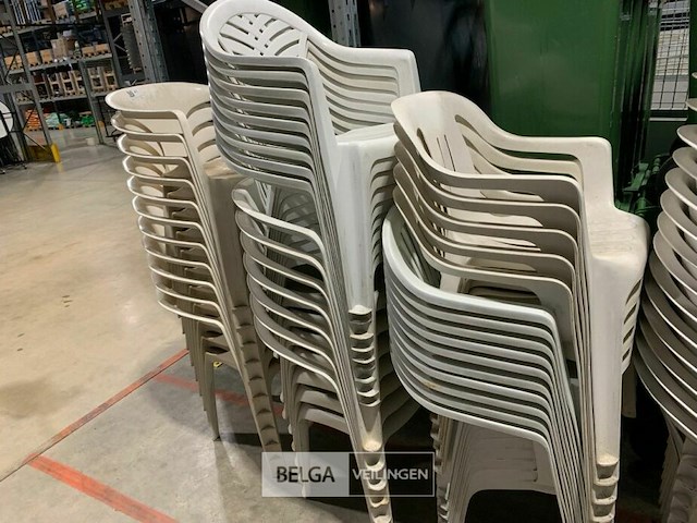 Partij diverse witte plastieken tuinstoelen 42 stuks - afbeelding 1 van  1