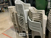 Partij diverse witte plastieken tuinstoelen 42 stuks - afbeelding 1 van  1