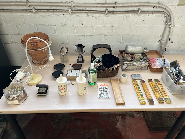 Partij diverse w.o. bureaulamp en vouwmeters - afbeelding 1 van  5