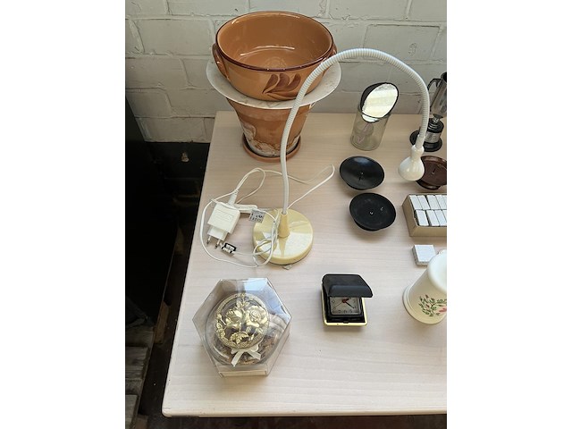 Partij diverse w.o. bureaulamp en vouwmeters - afbeelding 2 van  5