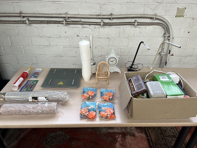 Partij diverse w.o. bureaulampen en drinkbekers - afbeelding 1 van  5