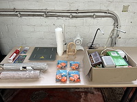 Partij diverse w.o. bureaulampen en drinkbekers