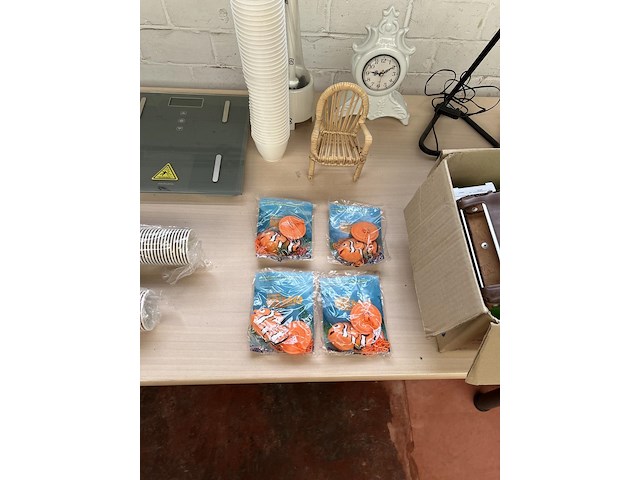 Partij diverse w.o. bureaulampen en drinkbekers - afbeelding 3 van  5