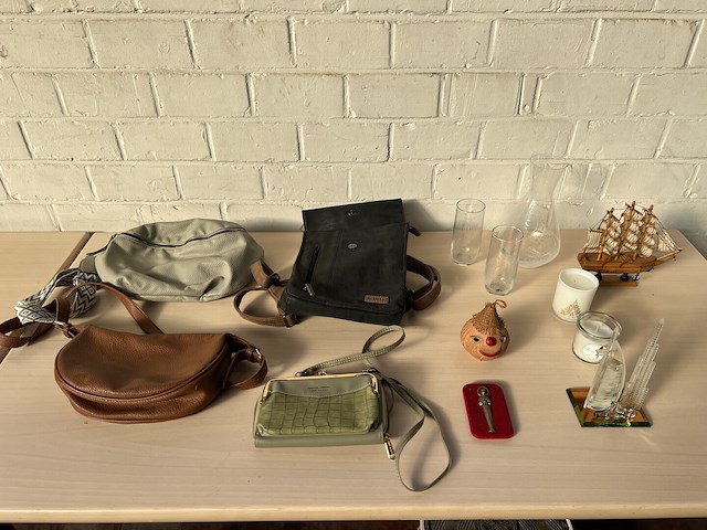 Partij diverse w.o. handtassen en glazen - afbeelding 1 van  6