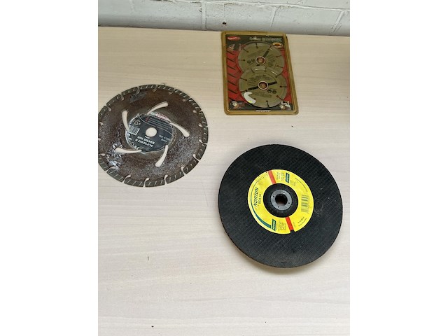 Partij diverse w.o. slijpschijven en deursloten - afbeelding 3 van  3