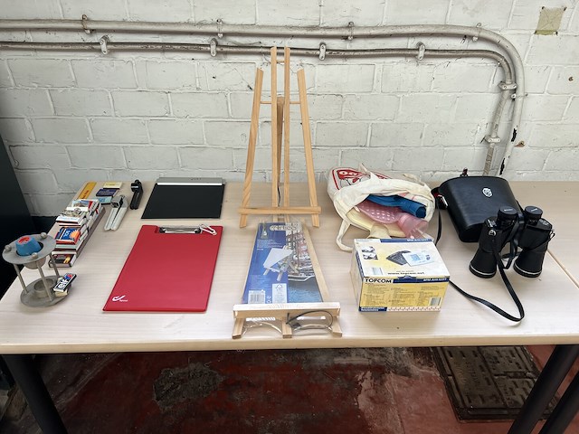 Partij diverse w.o. verrekijker enminiatuurezels - afbeelding 1 van  5