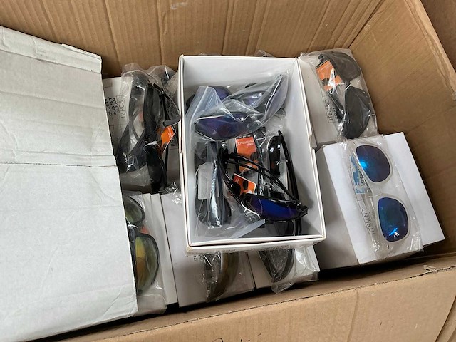 Partij diverse zonnebrillen (ca. 200x) - afbeelding 1 van  2