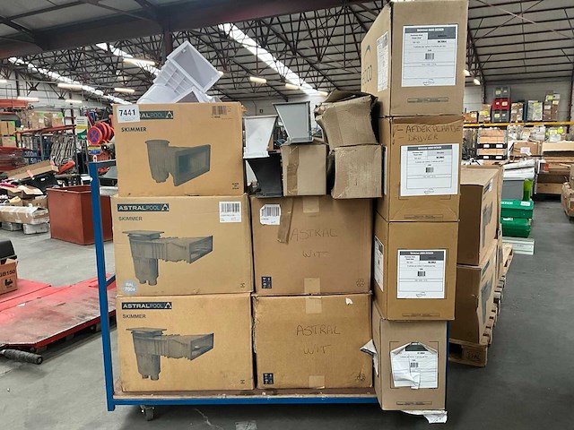 Partij diverse zwembad skimmers en onderdelen - afbeelding 1 van  8