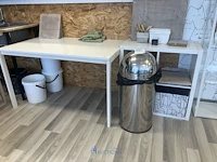 Partij diversen bestaande uit formica wandkast, metalen vuilnisemmer, pvc emmers, 4 formica krukjes, 2 metalen krukjes, dienwagen, enzovoor