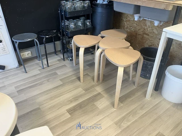 Partij diversen bestaande uit formica wandkast, metalen vuilnisemmer, pvc emmers, 4 formica krukjes, 2 metalen krukjes, dienwagen, enzovoor - afbeelding 4 van  10