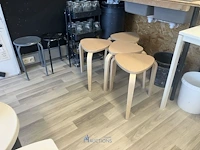 Partij diversen bestaande uit formica wandkast, metalen vuilnisemmer, pvc emmers, 4 formica krukjes, 2 metalen krukjes, dienwagen, enzovoor - afbeelding 4 van  10