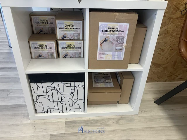 Partij diversen bestaande uit formica wandkast, metalen vuilnisemmer, pvc emmers, 4 formica krukjes, 2 metalen krukjes, dienwagen, enzovoor - afbeelding 5 van  10