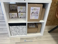 Partij diversen bestaande uit formica wandkast, metalen vuilnisemmer, pvc emmers, 4 formica krukjes, 2 metalen krukjes, dienwagen, enzovoor - afbeelding 5 van  10