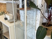 Partij diversen bestaande uit formica wandkast, metalen vuilnisemmer, pvc emmers, 4 formica krukjes, 2 metalen krukjes, dienwagen, enzovoor - afbeelding 7 van  10