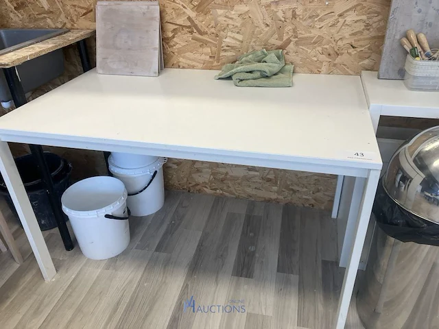Partij diversen bestaande uit formica wandkast, metalen vuilnisemmer, pvc emmers, 4 formica krukjes, 2 metalen krukjes, dienwagen, enzovoor - afbeelding 9 van  10