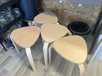 Partij diversen bestaande uit formica wandkast, metalen vuilnisemmer, pvc emmers, 4 formica krukjes, 2 metalen krukjes, dienwagen, enzovoor - afbeelding 10 van  10