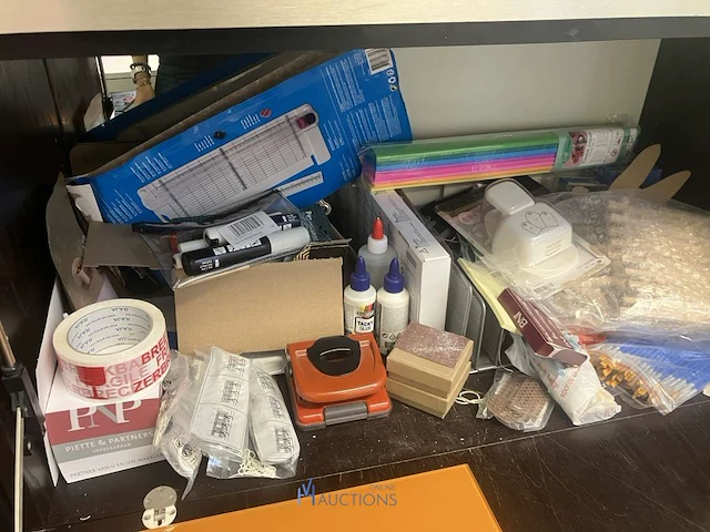 Partij diversen bestaande uit pencelen, decoratiematerialen, meetlatten, naaigaren, scharen, meetlinten, tape, enzovoort - afbeelding 3 van  16