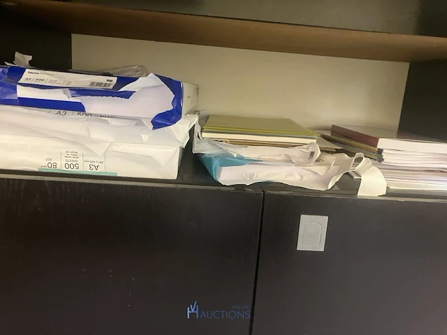Partij diversen bestaande uit pencelen, decoratiematerialen, meetlatten, naaigaren, scharen, meetlinten, tape, enzovoort - afbeelding 4 van  16