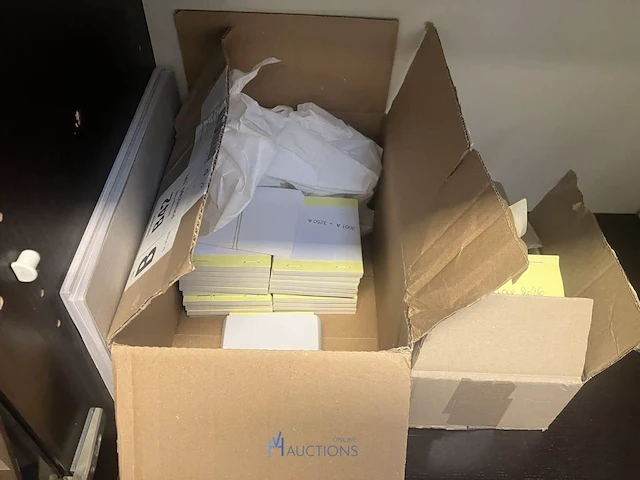 Partij diversen bestaande uit pencelen, decoratiematerialen, meetlatten, naaigaren, scharen, meetlinten, tape, enzovoort - afbeelding 6 van  16