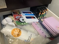 Partij diversen bestaande uit pencelen, decoratiematerialen, meetlatten, naaigaren, scharen, meetlinten, tape, enzovoort - afbeelding 8 van  16