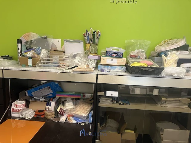 Partij diversen bestaande uit pencelen, decoratiematerialen, meetlatten, naaigaren, scharen, meetlinten, tape, enzovoort - afbeelding 1 van  16