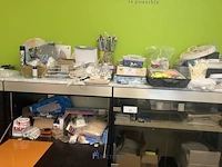 Partij diversen bestaande uit pencelen, decoratiematerialen, meetlatten, naaigaren, scharen, meetlinten, tape, enzovoort