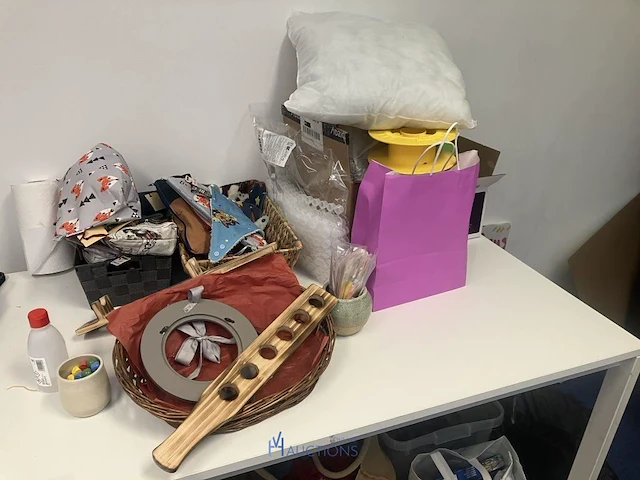 Partij diversen bestaande uit pencelen, decoratiematerialen, meetlatten, naaigaren, scharen, meetlinten, tape, enzovoort - afbeelding 9 van  16