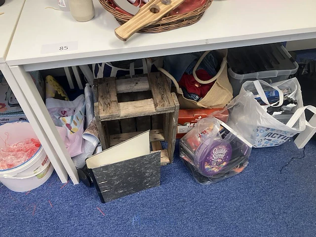 Partij diversen bestaande uit pencelen, decoratiematerialen, meetlatten, naaigaren, scharen, meetlinten, tape, enzovoort - afbeelding 10 van  16