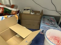Partij diversen bestaande uit pencelen, decoratiematerialen, meetlatten, naaigaren, scharen, meetlinten, tape, enzovoort - afbeelding 11 van  16