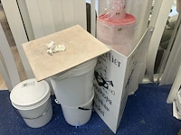 Partij diversen bestaande uit pencelen, decoratiematerialen, meetlatten, naaigaren, scharen, meetlinten, tape, enzovoort - afbeelding 12 van  16