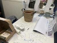 Partij diversen bestaande uit pencelen, decoratiematerialen, meetlatten, naaigaren, scharen, meetlinten, tape, enzovoort - afbeelding 13 van  16