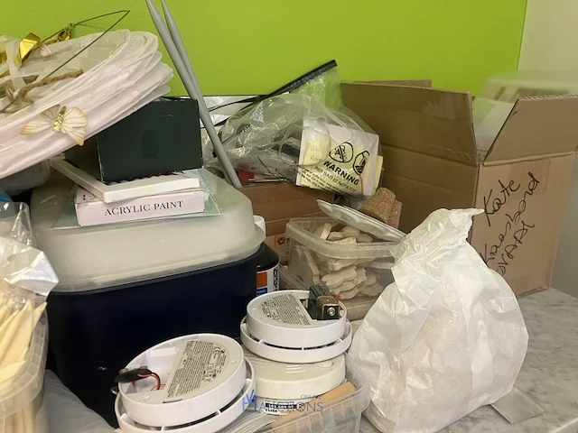 Partij diversen bestaande uit pencelen, decoratiematerialen, meetlatten, naaigaren, scharen, meetlinten, tape, enzovoort - afbeelding 14 van  16